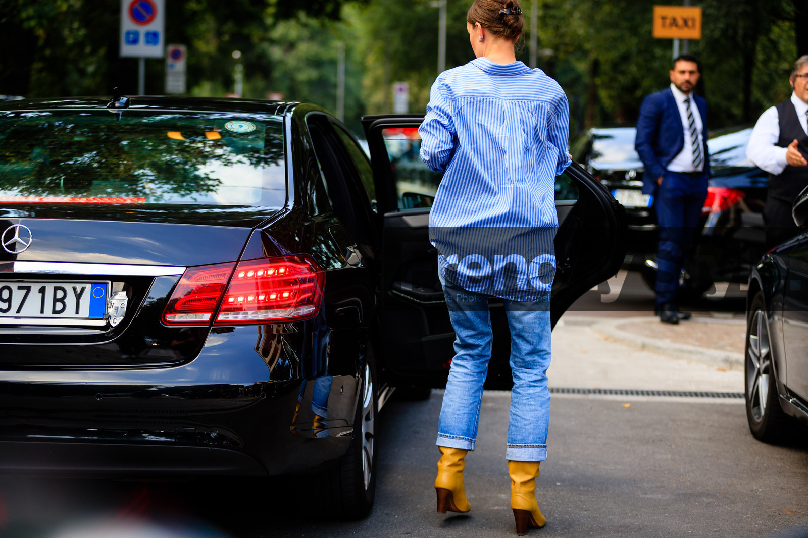atmosphere details, back detail, blue denim, blue shirt, denim pants, detail, fashion week, frenchystyle, FW, high heels, horizontal, jeans, jo ellison, jonathan paciullo, leather shoes, men shirt, MFW, MILAN, printed shirt, SPRING SUMMER 2017, SS 17, street style, striped shirt, trousers, yellow boots