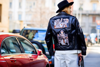 atmosphere details, AUTUMN WINTER 2017-2018, AW 17-18, back detail, black hat, black jacket, detail, embroidered jacket, FALL WINTER 2017-2018, fashion week, frenchystyle, FW, FW 17-18, graphic jacket, horizontal, jonathan paciullo, leather jacket, MFW, MILAN, over the shoulder, printed jacket, street style, trousers, white pants