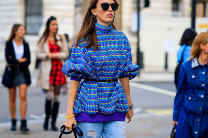 black belt, blue sweater, graphic sweater, leather belt, printed sweater, sunglasses, fashion week, frenchystyle, FW, jonathan paciullo, street style, LFW, LONDON, SPRING SUMMER 2019, SS 19, atmosphere details, horizontal, detail