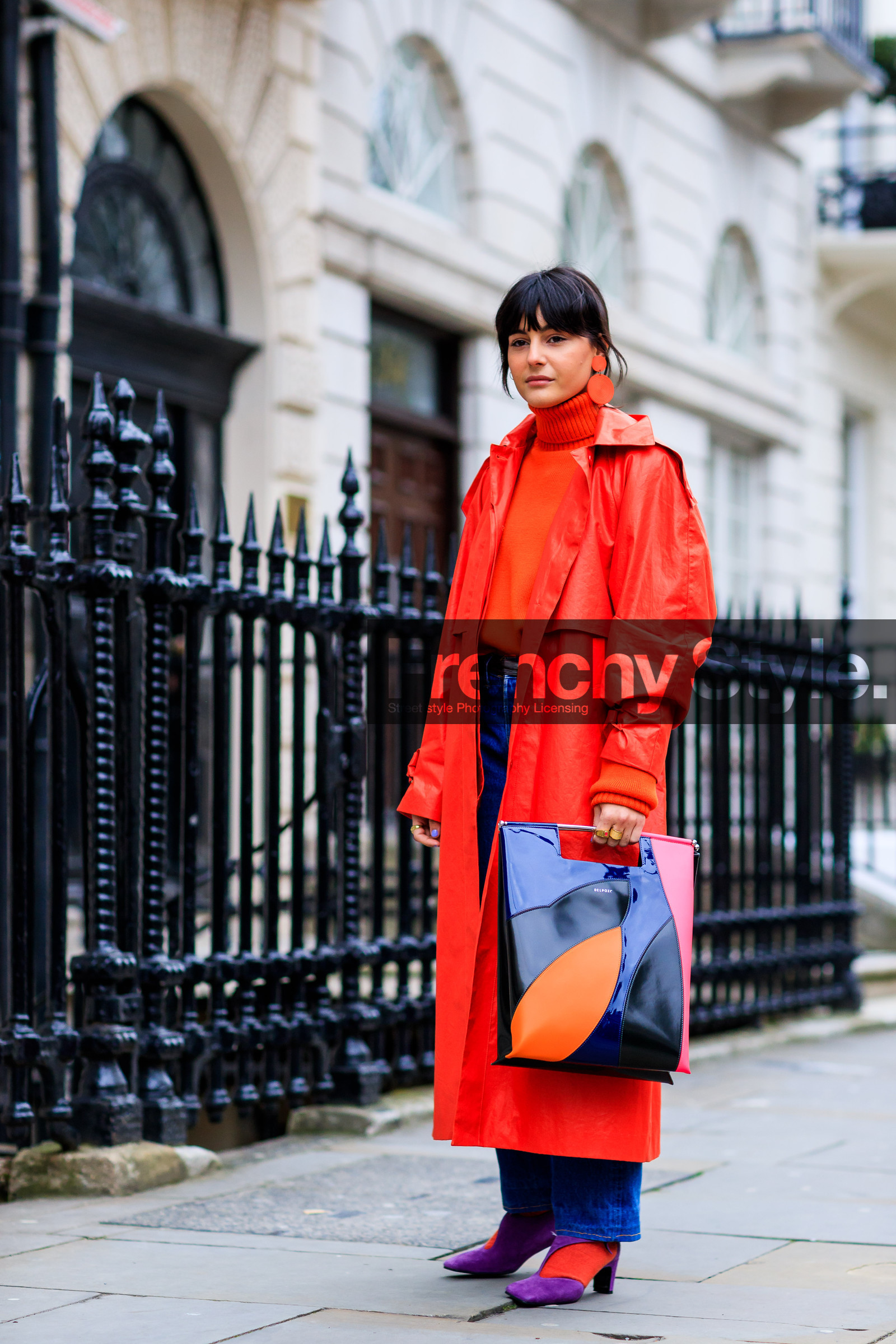black bag, graphic bag, high heels, leather bag, leather shoes, multicolor bag, printed bag, purple shoes, red coat, red sweater, street style, jonathan paciullo, FW, frenchystyle, fashion week, LFW, LONDON, AUTUMN WINTER 2018-2019, AW 18-19, FALL WINTER 2018-2019, FW 18-19, vertical, full length, carola bernard