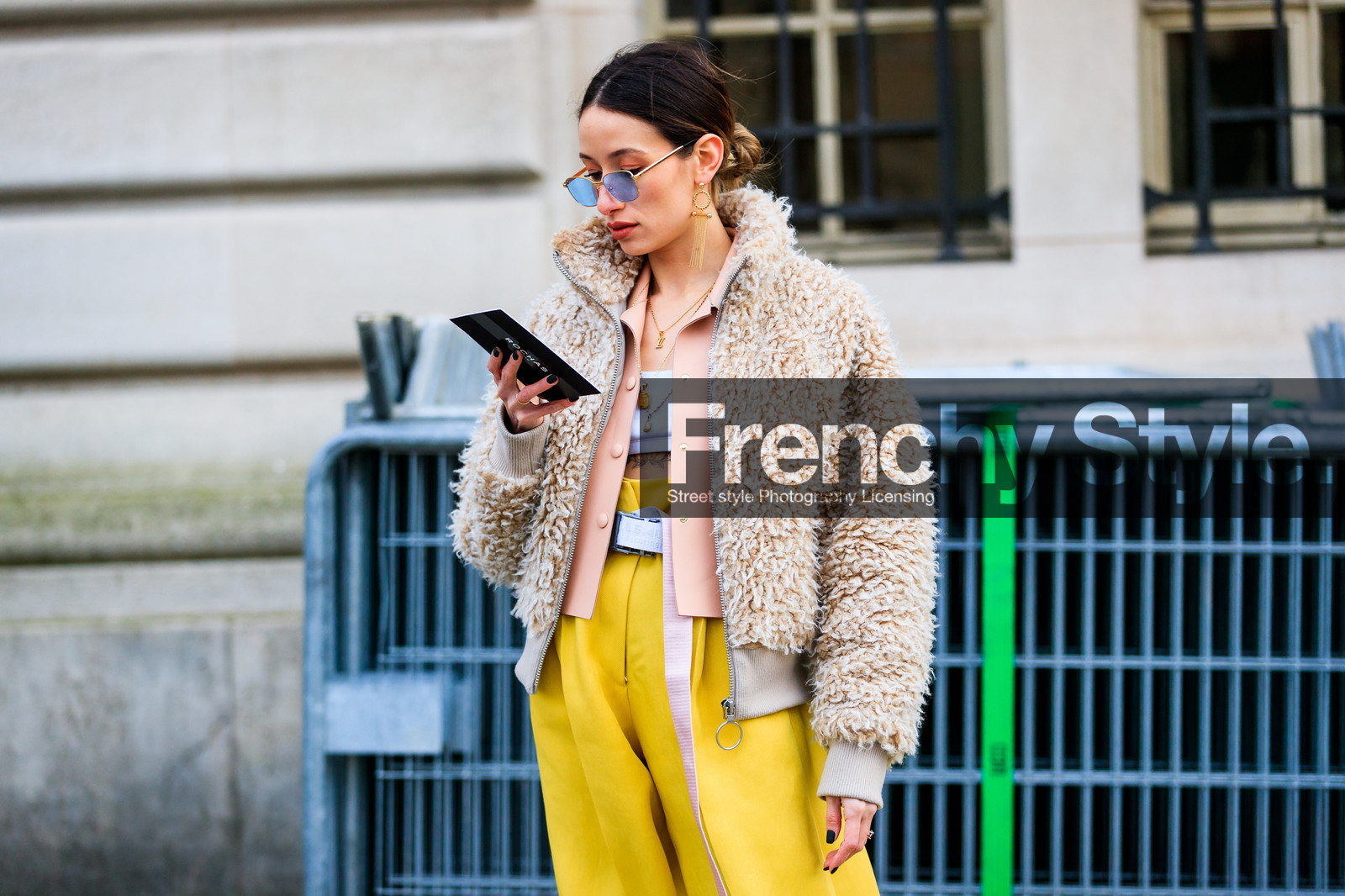 beige fur, fur jacket, leather jacket, pink jacket, sunglasses, trousers, white belt, white bra, wide pants, yellow pants, street style, jonathan paciullo, FW, frenchystyle, fashion week, PFW, PARIS, AUTUMN WINTER 2018-2019, FALL WINTER 2018-2019, FW 18-19, horizontal, atmosphere details