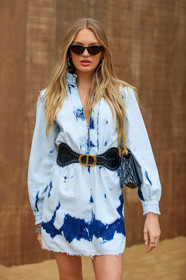model, romee strijd, dior bag, dior dress, dior belt, denim, denim dress, tie and dye denim, tie and dye dress, butterfly sunglasses, monogrammed bag, golden chain strap bag, blue bag, mini dress, long sleeves dress, dress shirt, belted dress, black leather belt, fashion week, frenchystyle, FW, jonathan paciullo, street style, SPRING SUMMER 2020, SS 20, PFW, PARIS, vertical, atmosphere details, detail