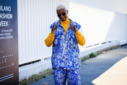 printed suit, blue sleeveless vest, sleveeless printed vest, printed trousers, blue trousers, yellow mustard turtleneck, white tshirt, pilot sunglasses, creole earrings, golden watch, silver stone ring, closeup, close up, fashion week, frenchystyle, FW, jonathan paciullo, street style, MFW, MILAN, AUTUMN WINTER 2022-2023, FALL WINTER 2022_2023, FW 22-23, horizontal, atmosphere details