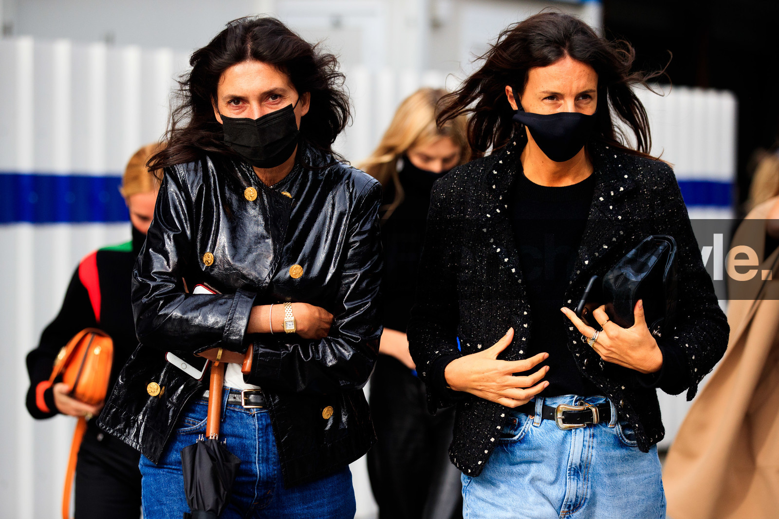 Emmanuelle Alt, black jacket, black leather jacket, black pullover, black leather belt, light blue jeans, tweed jacket, cowboy belt, chanel jacket, polish jacket, cartier watch, panthere cartier watch, golden watch, covid face mask, PARIS, PFW, fashion week, frenchystyle, FW, jonathan paciullo, street style, SPRING SUMMER 2021, SS 21, horizontal, atmosphere details, detail