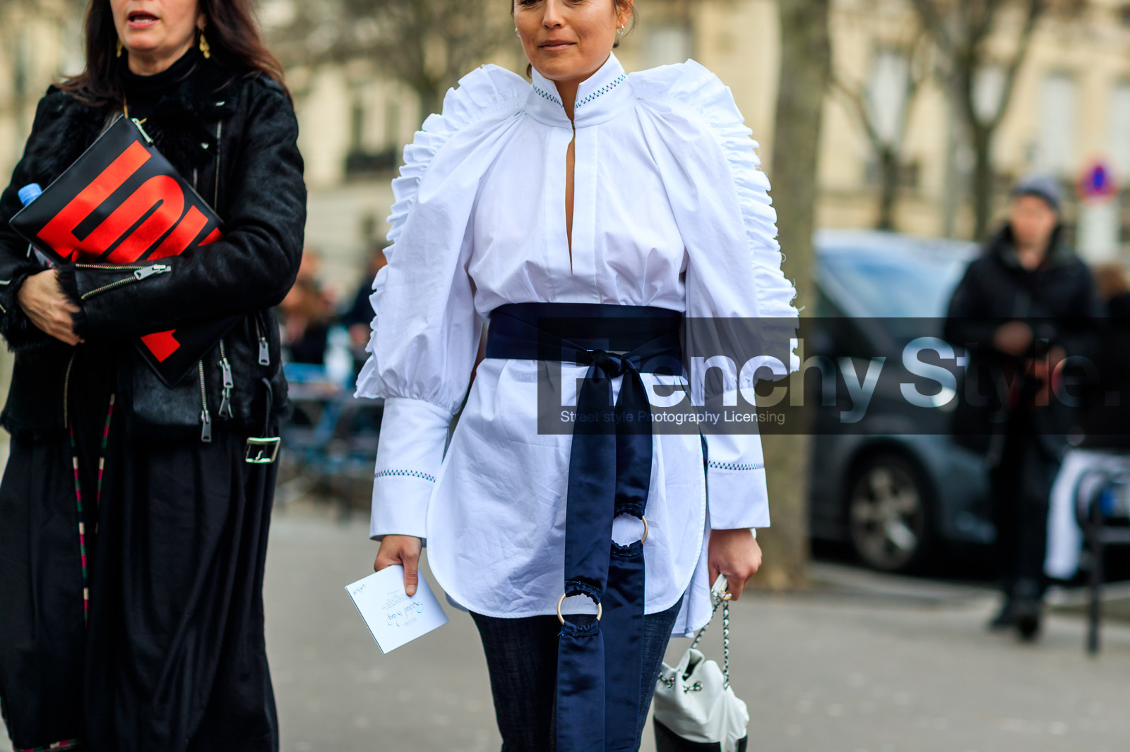 atmosphere details, AUTUMN WINTER 2017-2018, AW 17-18, black and white bag, black belt, blue denim, chanel, denim pants, detail, FALL WINTER 2017-2018, fashion week, flare jean, frenchystyle, FW, FW 17-18, horizontal, jeans, jonathan paciullo, leather bag, PARIS, PFW, rachael wang, ruffles, street style, trousers, white shirt