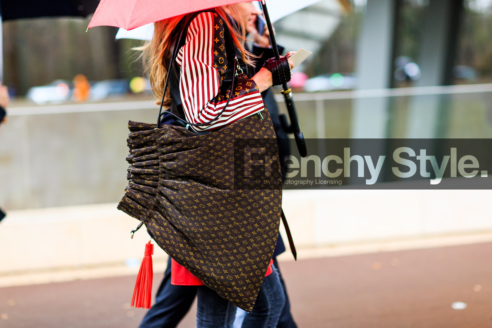 atmosphere details, AUTUMN WINTER 2016-2017, AW 16-17, brown bag, detail, FALL WINTER 2016-2017, fashion week, frenchystyle, FW, FW 16-17, geometric, graphic bag, graphic jacket, horizontal, jonathan paciullo, leather bag, leather jacket, louis vuitton, monogram, oversize, PARIS, PFW, printed bag, printed jacket, street style, striped jacket, umbrella