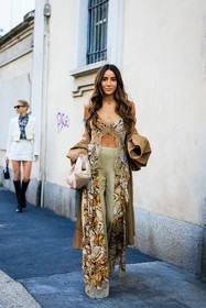 silk pants, pistachio green pants, flared pants, pouch bag, beige baggy trousers, brown trench, tamara kalinic, street style, jonathan paciullo, FW, frenchystyle, fashion week, MFW, MILAN, FALL WINTER 2022_2023, AUTUMN WINTER 2022-2023, FW 22-23, vertical, full length