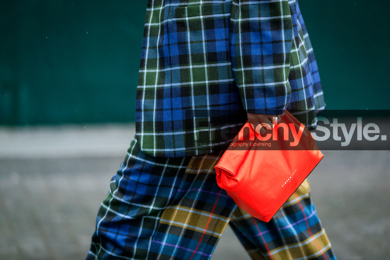 blazer, blue jacket, blue pants, blue suit, checked, checked suit, graphic jacket, graphic pants, graphic suit, leather bag, plaid, printed jacket, printed pants, printed suitcase, red bag, tartan, trousers, street style, jonathan paciullo, FW, frenchystyle, fashion week, NYFW, NEW YORK, AUTUMN WINTER 2018-2019, AW 18-19, FALL WINTER 2018-2019, FW 18-19, atmosphere details, horizontal, detail, lisa aiken