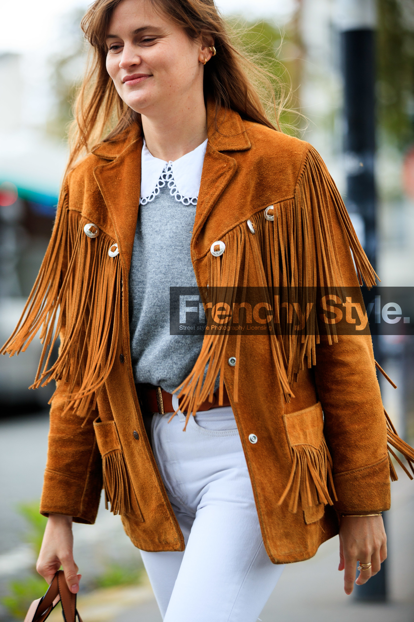 eugenie trochu, camel jacket, camel suede jacket, fringe jacket, cowboy jacket, grey pullover, collar details, white jeans, fashion week, frenchystyle, FW, jonathan paciullo, street style, PFW, PARIS, SPRING SUMMER 2021, SS 21, vertical, atmosphere details, detail