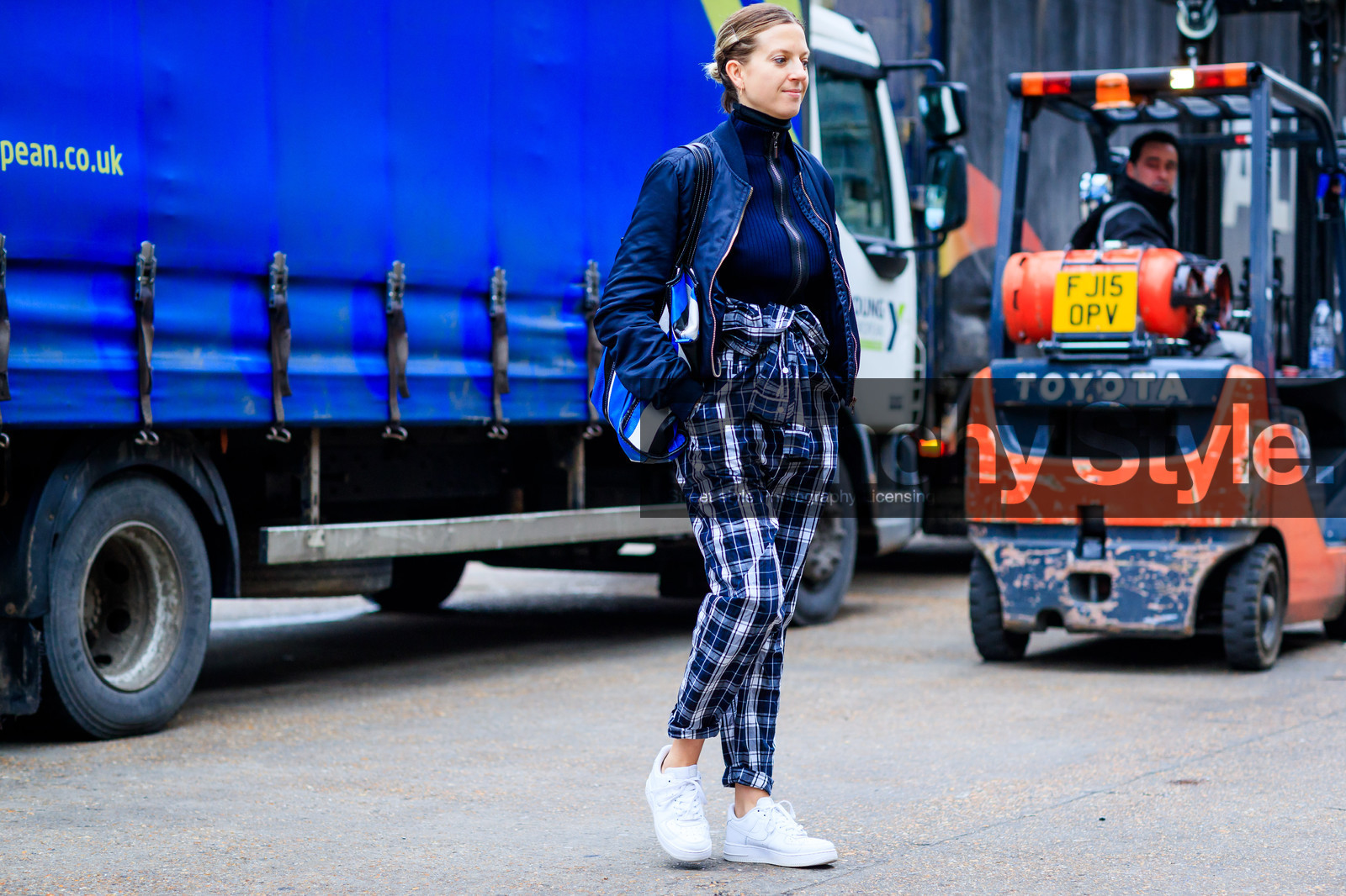 atmosphere details, AUTUMN WINTER 2017-2018, AW 17-18, balenciaga, black jacket, blue bag, blue jumpsuit, bomber jacket, check jumpsuit, FALL WINTER 2017-2018, fashion week, frenchystyle, full length, FW, FW 17-18, graphic bag, graphic jumpsuit, horizontal, jonathan paciullo, leather bag, leather sneakers, LFW, LONDON, navy jacket, navy sweater, nike, plaid jumpsuit, printed jumpsuit, street style, striped bag, trousers, white sneakers