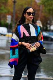 black pullover, multicolor pullover, chanel bag, chanel pullover, chanel necklace, letters necklace, chocker, choker necklace, choker necklace, lurex pullover, golden pullover, golden bag, black leather bag, animal skin bag, PARIS, PFW, SPRING SUMMER 2020, SS 20, fashion week, frenchystyle, FW, jonathan paciullo, street style, vertical, atmosphere details, detail