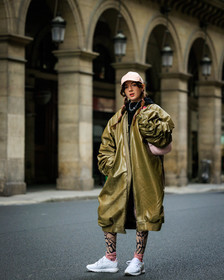 oversized jacket, green jacket, pattent jacket, pink cap, white sneakers, pink socks, black hoodie, oink handbag, necklaces, printed stockings, street style, jonathan paciullo, FW, frenchystyle, fashion week, AUTUMN WINTER 2022-2023, FALL WINTER 2022_2023, FW 22-23, PFW, PARIS, full length, vertical