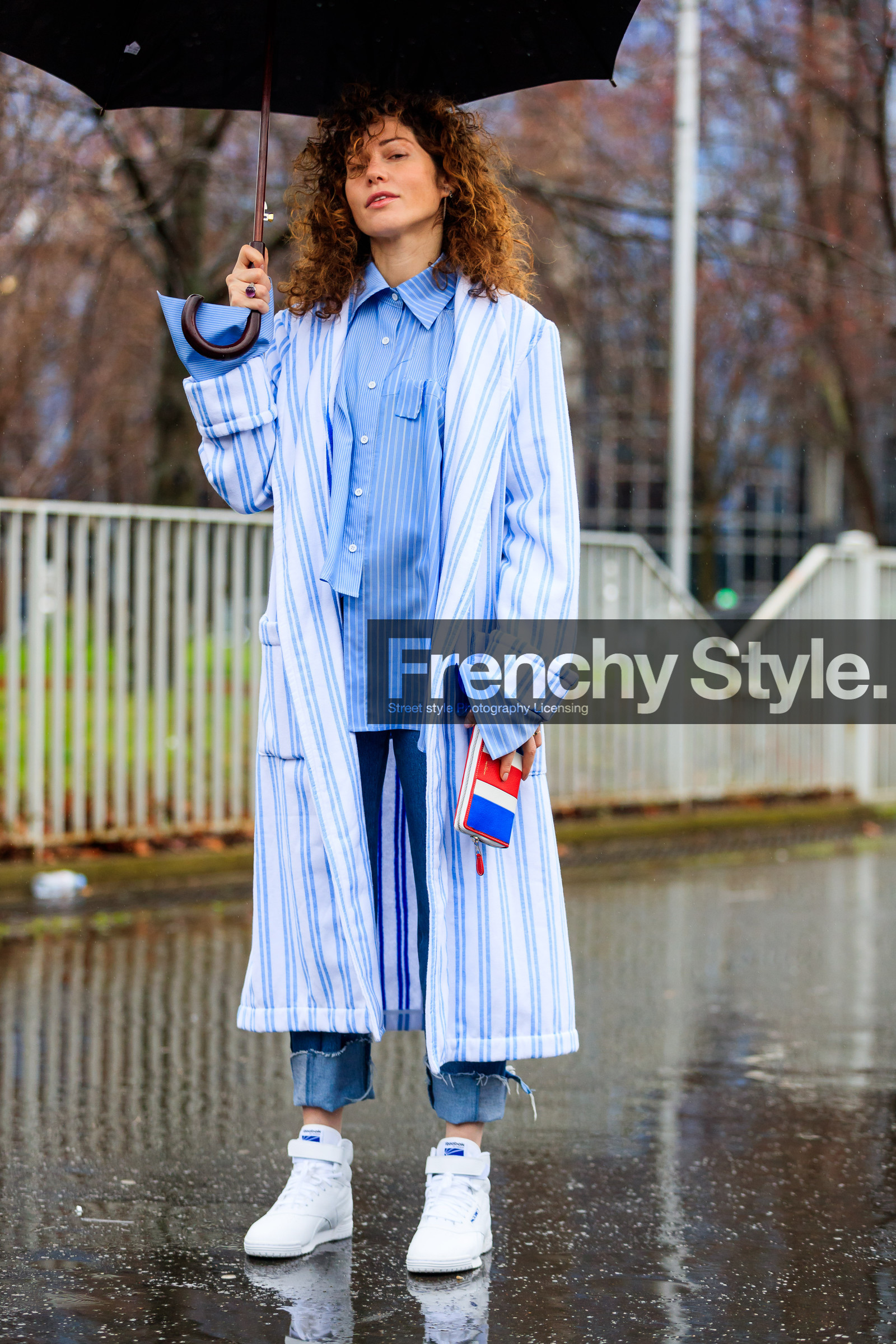 AUTUMN WINTER 2017-2018, AW 17-18, balenciaga, blue denim, blue shirt, denim pants, FALL WINTER 2017-2018, fashion week, frenchystyle, full length, FW, FW 17-18, graphic bag, graphic shirt, jeans, jo ellison, jonathan paciullo, leather shoes, PARIS, PFW, printed bag, printed coat, printed shirt, red bag, reebok, street style, striped bag, striped coat, striped shirt, trousers, vertical, white sneakers