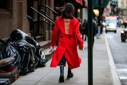 red coat, openwork coat, vetements coat, back details, fashion week, frenchystyle, FW, jonathan paciullo, street style, AUTUMN WINTER 2020-2021, FALL WINTER 2020-2021, FW 20-21, horizontal, atmosphere details, full length, NYFW, NEW YORK