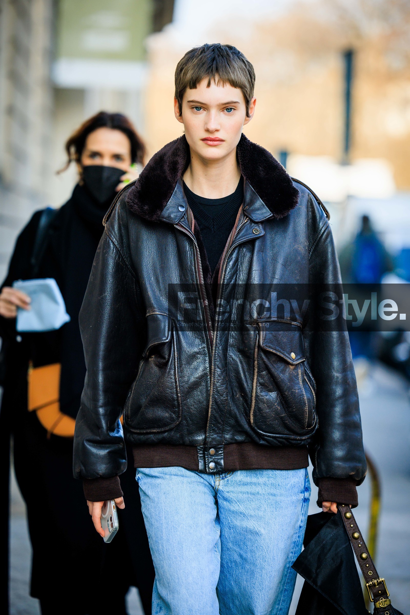 biker jacket, leather jacket, short hair, black tshirt, classic jeans, denim, 90s look, black pouch, model, fashion week, frenchystyle, FW, jonathan paciullo, street style, vertical, atmosphere details, detail