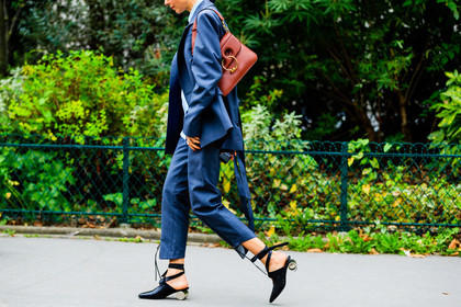 atmosphere details, black shoes, blazer, brown bag, detail, fashion week, frenchystyle, FW, grey jacket, grey pants, grey suit, horizontal, jonathan paciullo, jw anderson, leather bag, leather shoes, olga karput, PARIS, PFW, SPRING SUMMER 2017, SS 17, street style, trousers