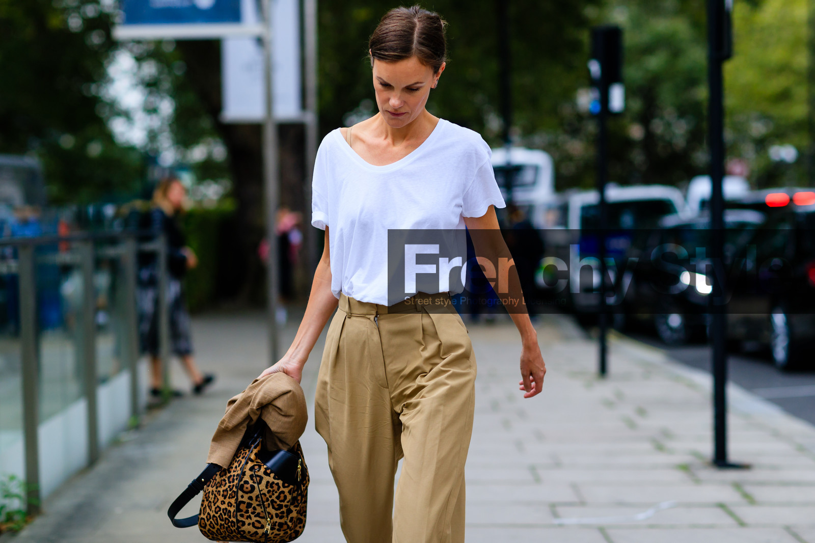 animal print, atmosphere details, beige pants, detail, fashion week, frenchystyle, FW, horizontal, jo ellison, jonathan paciullo, leather bag, leopard print, LFW, LONDON, printed bag, SPRING SUMMER 2017, SS 17, street style, trousers, white t shirt, woman