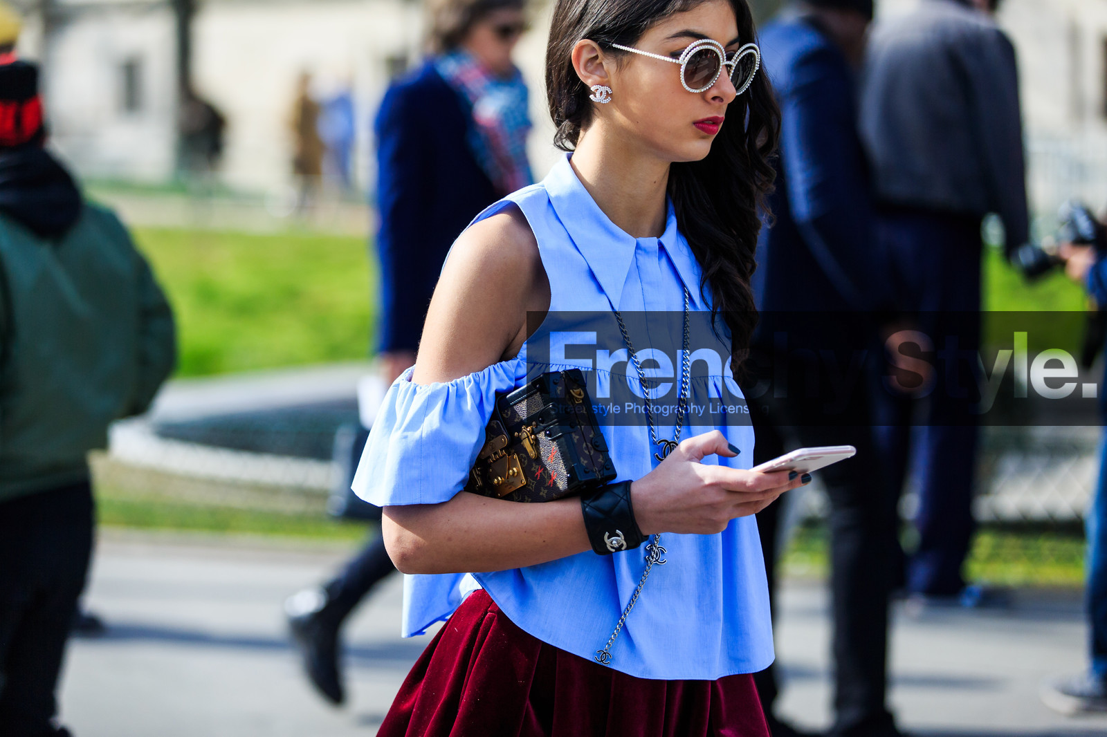 atmosphere details, AUTUMN WINTER 2016-2017, AW 16-17, blue shirt, bracelet, brown bag, chanel, detail, earrings, FALL WINTER 2016-2017, fashion week, frenchystyle, fun sunglasses, FW, FW 16-17, horizontal, jonathan paciullo, laser cut, leather bag, louis vuitton, monogram, necklace, open work, PARIS, PFW, printed bag, red skirt, street style, sunglasses, velvet