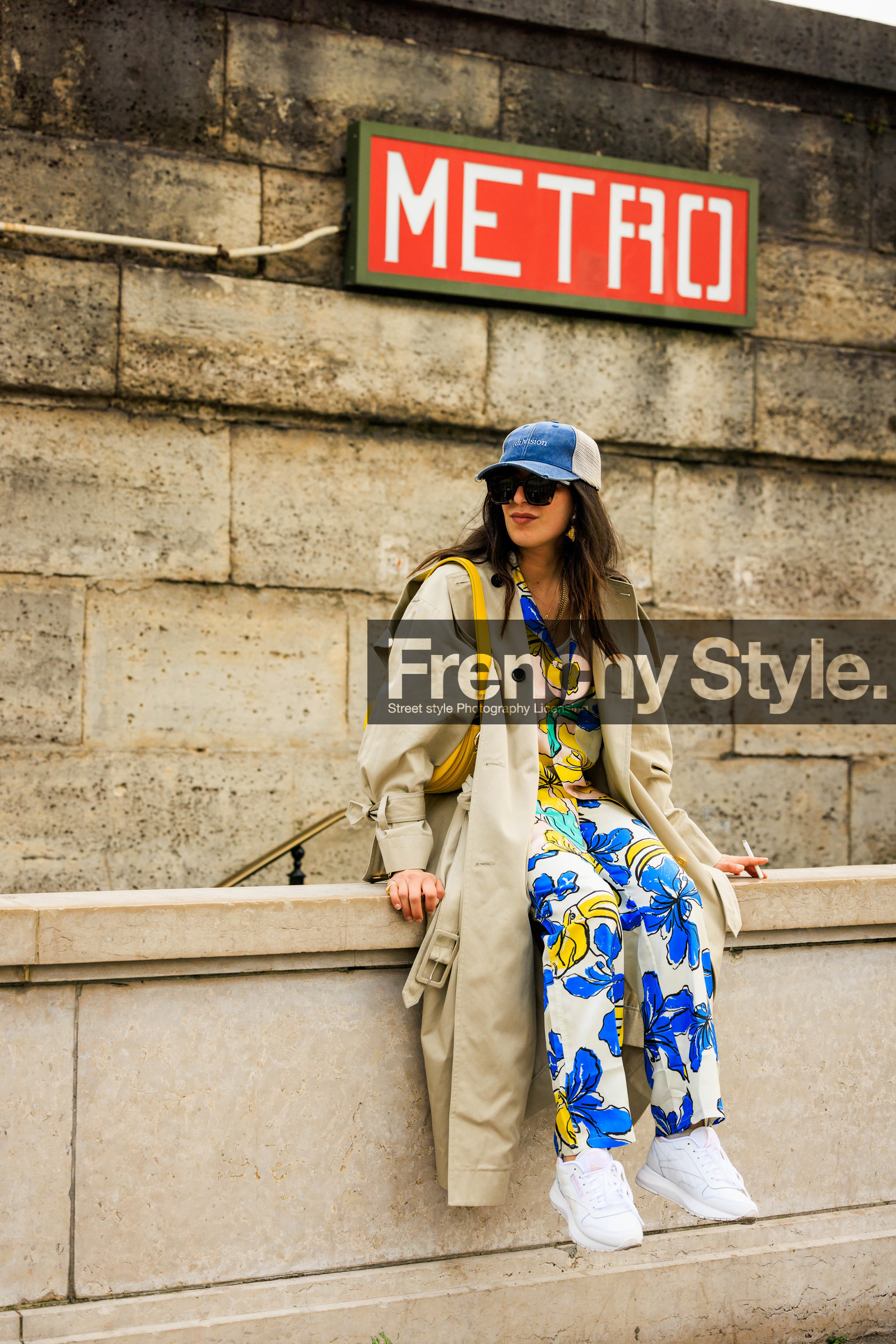 blue cap, black sunglasses, yellow bag, beige trench, classic trench, printed pants, printed shirt, tropical outfit, flower print, white sneakers, multicolor outfit, selma kaci sebbagh, fashion week, frenchystyle, FW, jonathan paciullo, street style, AUTUMN WINTER 2022-2023, FALL WINTER 2022_2023, FW 22-23, PFW, PARIS, vertical, full length