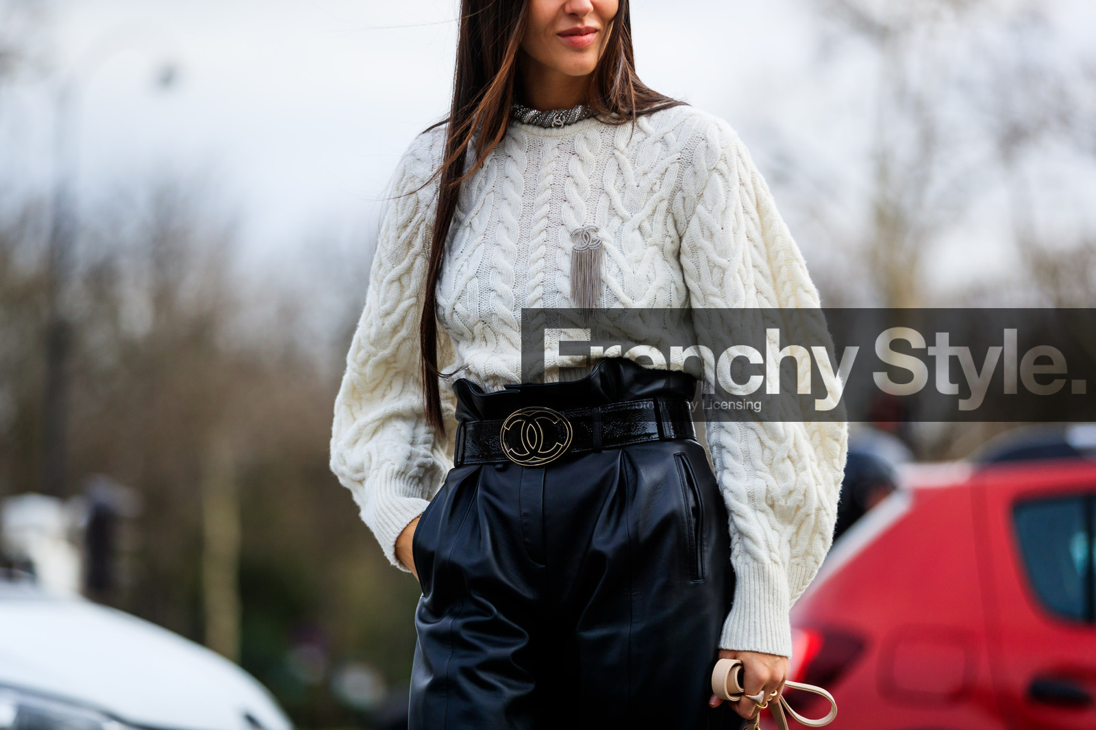 black belt, black pants, brooch, chanel, leather belt, leather pants, necklace, trousers, white sweater, street style, jonathan paciullo, FW, frenchystyle, fashion week, PFW, PARIS, AUTUMN WINTER 2018-2019, FALL WINTER 2018-2019, FW 18-19, horizontal, atmosphere details, alessandra ambrosio