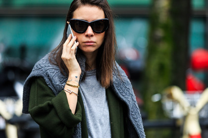 atmosphere details, AUTUMN WINTER 2016-2017, AW 16-17, bracelet, cartier, clou bracelet, detail, FALL WINTER 2016-2017, fashion week, frenchystyle, FW, FW 16-17, golden jewelry, green coat, grey knit, grey sweater, grey t shirt, horizontal, iphone, jonathan paciullo, kaki coat, LFW, LONDON, MENSWEAR, natasha goldenberg, over the shoulder, street style, sunglasses, tiffany