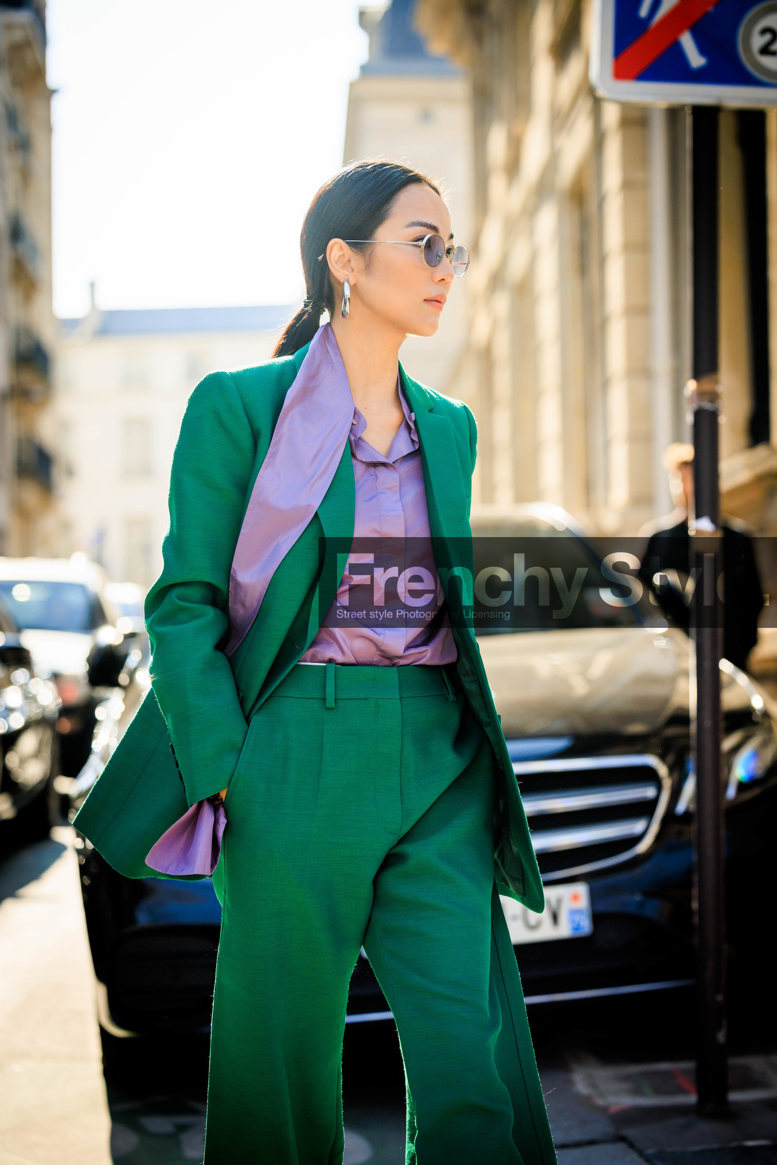 green suit, purple shirt, satin shirt, dandy look, valentino, silver loops, purple sunglasses, yoyo cao, street style, jonathan paciullo, FW, frenchystyle, fashion week, AUTUMN WINTER 2022-2023, FALL WINTER 2022_2023, FW 22-23, PARIS, PFW, vertical, detail