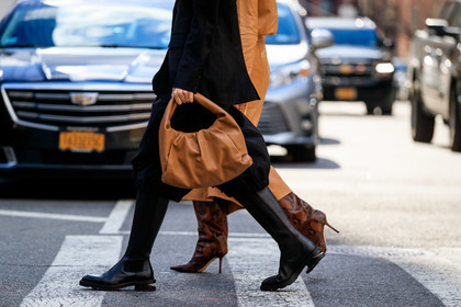 black leather boots, high boots, chelsea boots, flat boots, camel leather bag, bottega veneta bag, shoes detail, legs detail, bag detail, close up detail, fashion week, frenchystyle, FW, jonathan paciullo, street style, AUTUMN WINTER 2020-2021, FALL WINTER 2020-2021, FW 20-21, horizontal, atmosphere details, detail, NYFW, NEW YORK