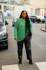 loewe sweatshirt, green sweat, golden chain necklace, long braid, leather pants, chained bag, black handbag, golden loops, black boots, street style, jonathan paciullo, FW, frenchystyle, fashion week, AUTUMN WINTER 2022-2023, FALL WINTER 2022_2023, FW 22-23, PFW, PARIS, full length, vertical