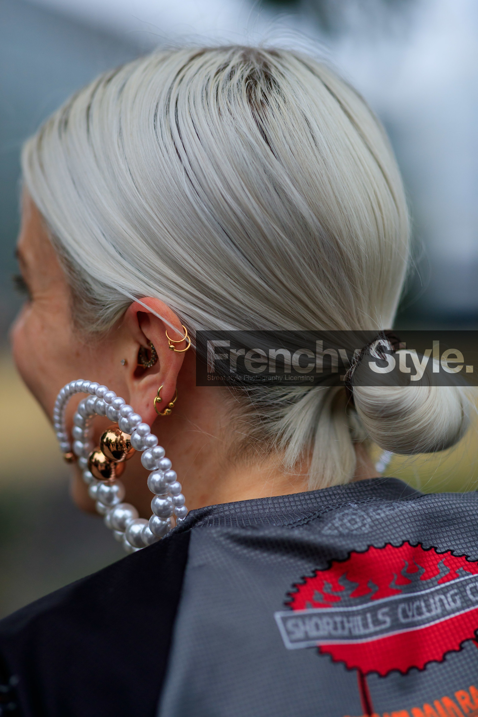 earring detail, pearl earrings, multi earrings, golden earrings, bun, dyed hair, hair details, big earrings, close up detail, fashion week, frenchystyle, FW, jonathan paciullo, street style, vertical, detail, atmosphere details