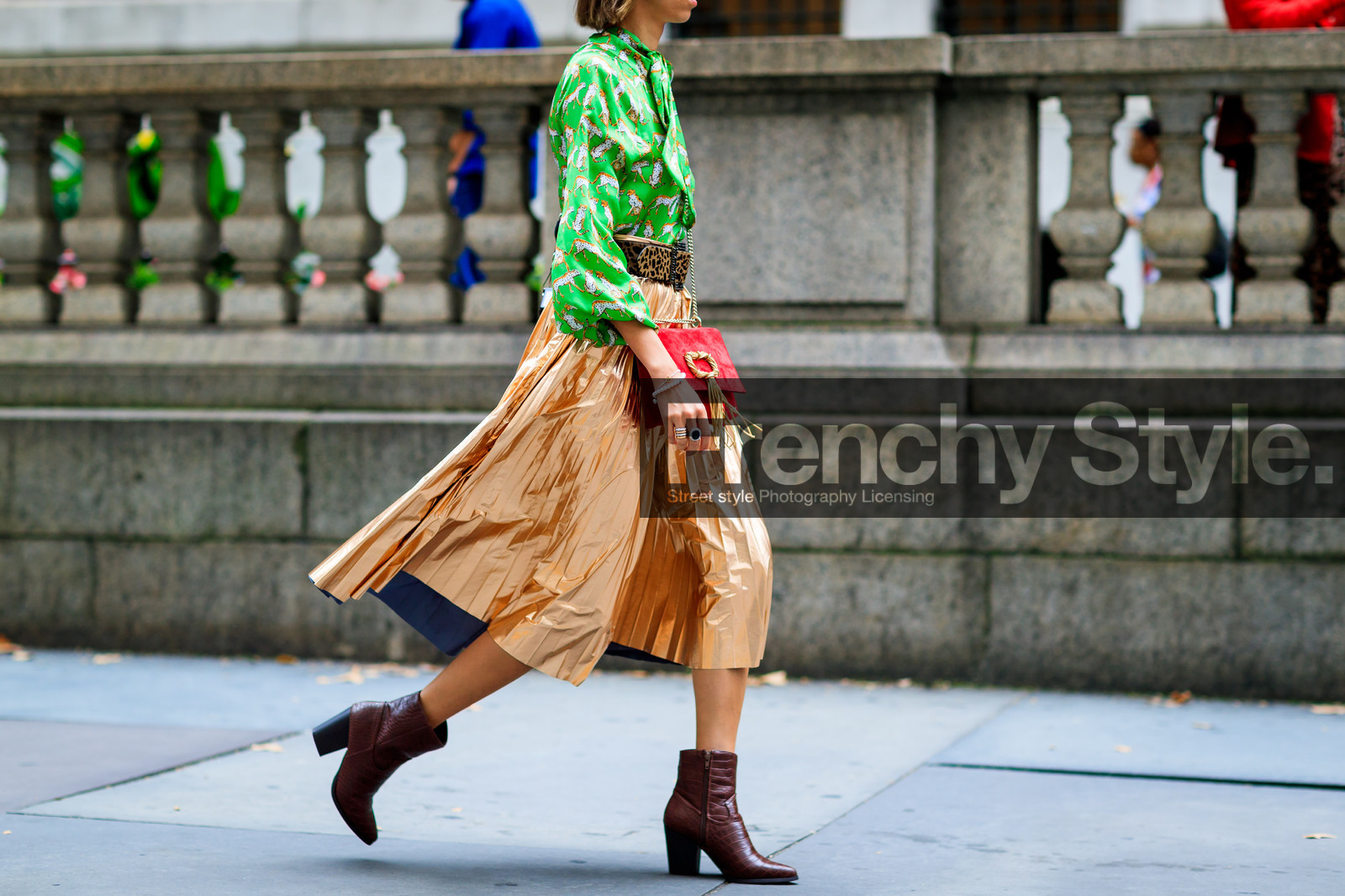 animal print, bow collar, brown boot, golden skirt, green shirt, high heels, leather bag, leather shoes, leopard, pleated skirt, printed shirt, red bag, roger vivier, shiny skirt, fashion week, frenchystyle, FW, jonathan paciullo, street style, NYFW, NEW YORK, SPRING SUMMER 2019, SS 19, atmosphere details, horizontal, detail