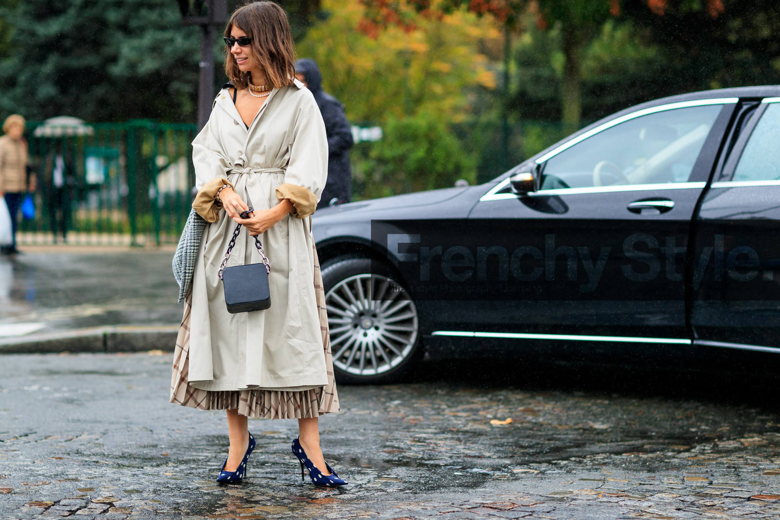 atmosphere details, balenciaga, black bag, blue shoes, fashion week, frenchystyle, full length, FW, high heels, horizontal, jonathan paciullo, leather bag, leather shoes, PARIS, PFW, polka dot, printed shoes, SPRING SUMMER 2018, SS 18, street style, sunglasses, natasha goldenberg