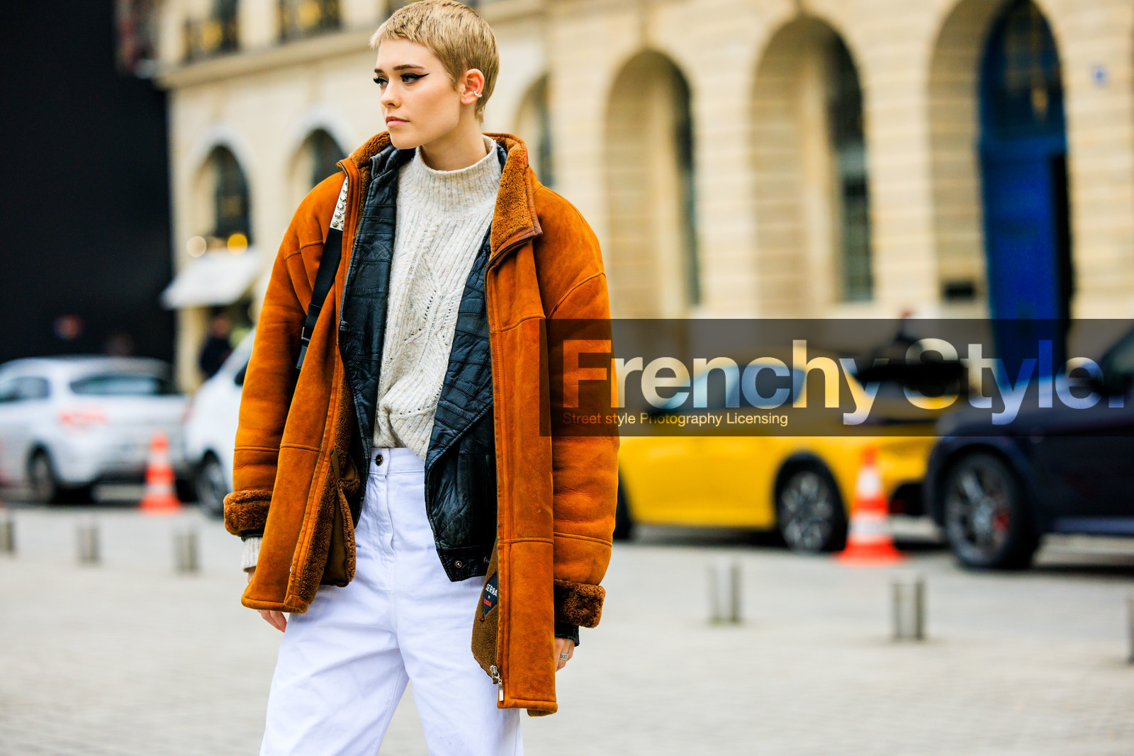 short hair, orange jacket, winter jacket, leather jacket, oatmeal jumper, knitted jumper, white jeans, flared pants, eye cat, model, fashion week, frenchystyle, FW, jonathan paciullo, street style, PARIS, PFW, SPRING SUMMER 2022, SS 22, atmosphere details, detail, horizontal