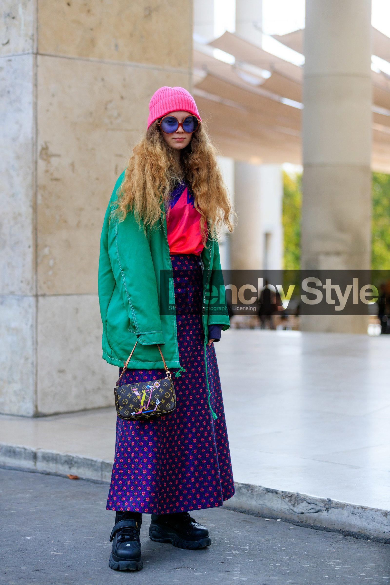 big sole sneakers, black sneackers, buffalo shoes, long skirt, navy blue skirt, pink skirt, floral printed skirt, louis vuitton bag, monogrammed bag, brown leather bag, hand bag, printed bag, green coat, oversize coat, pink hat, woolen hat, pink top, silk top, round shape sunglasses, scale sunglasses, big sunglasses, fashion week, frenchystyle, FW, jonathan paciullo, street style, SPRING SUMMER 2020, SS 20, PFW, PARIS, vertical, full length