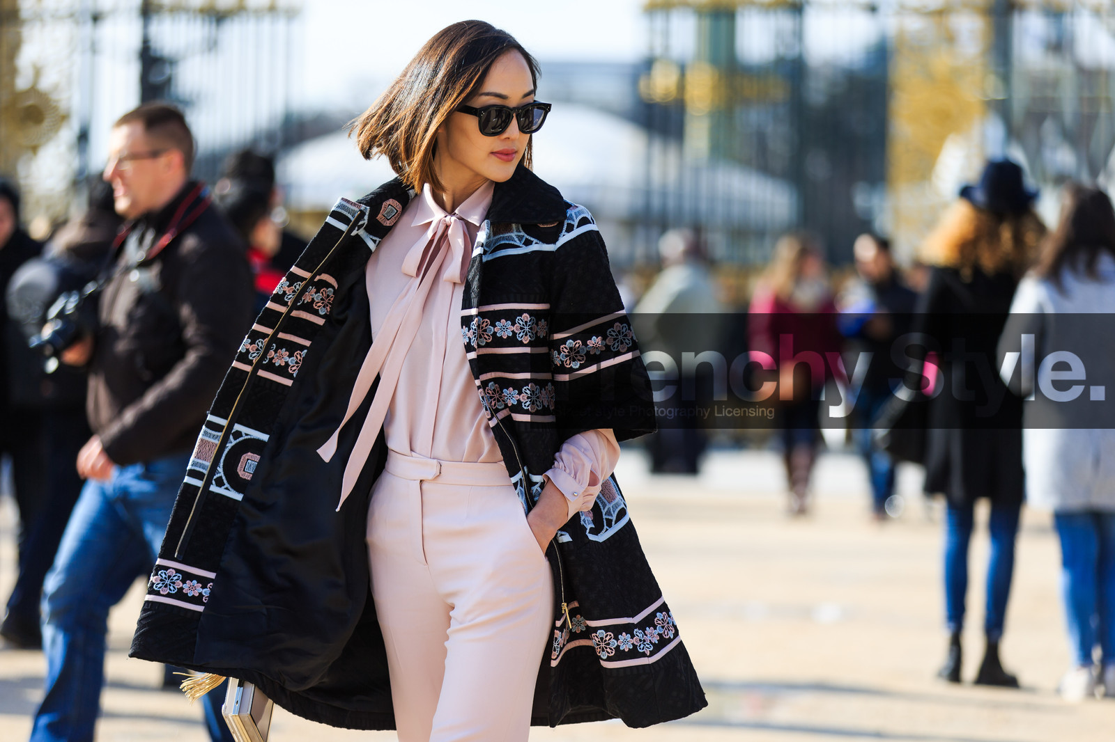 atmosphere details, AUTUMN WINTER 2016-2017, AW 16-17, beige bag, black coat, black jacket, Chriselle Lim, detail, embroidered coat, FALL WINTER 2016-2017, fashion week, frenchystyle, FW, FW 16-17, horizontal, jonathan paciullo, nude clutch, PARIS, PFW, pink pants, pink shirt, printed coat, street style, sunglasses, trousers