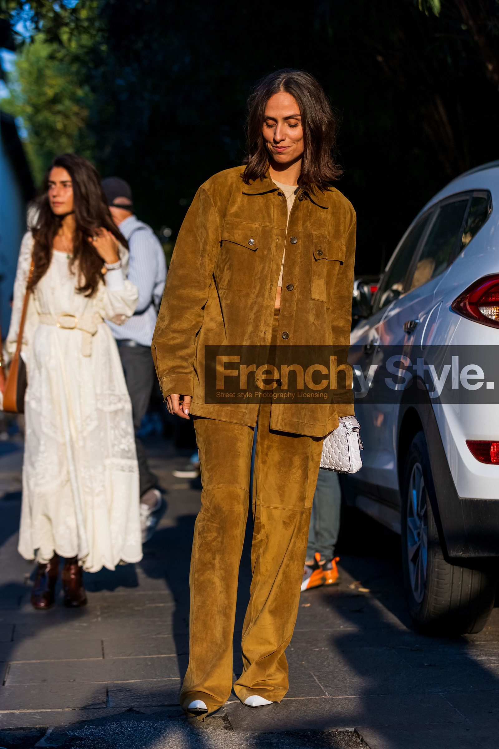 brown monochrome, Erika Boldrin, monochrome, suede jacket, suede pants, white bag, fashion week, frenchystyle, FW, jonathan paciullo, street style, MFW, MILAN, SPRING SUMMER 2022, SS 22, vertical, full length