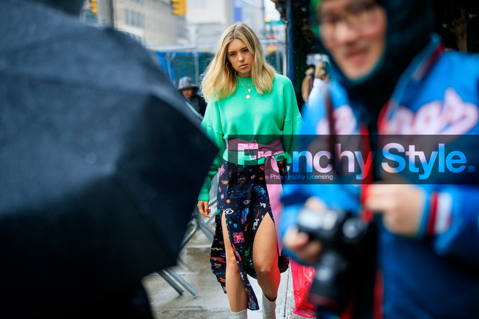 black skirt, graphic skirt, green sweater, leather belt, necklace, pink belt, printed skirt, red bag, street style, jonathan paciullo, FW, frenchystyle, fashion week, NYFW, NEW YORK, AUTUMN WINTER 2018-2019, AW 18-19, FALL WINTER 2018-2019, FW 18-19, atmosphere details, horizontal, detail, aemilia madden