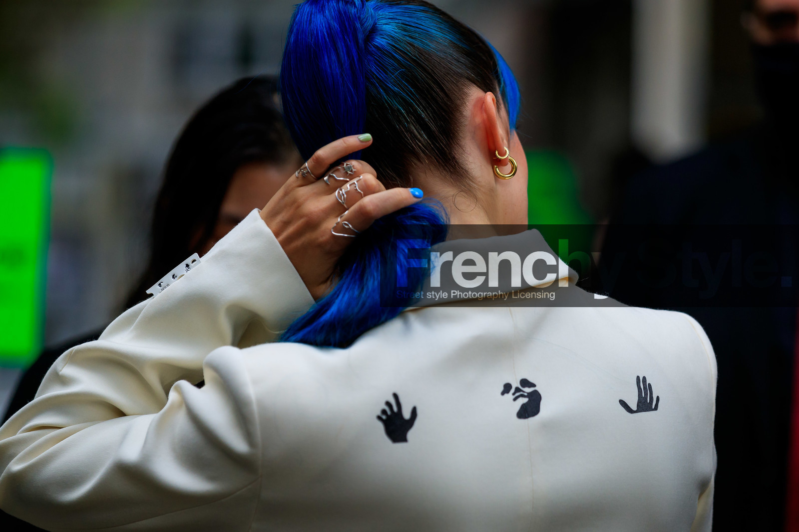 blue hair, hair details, haircut, ponytail, ponytail, close up detail, back details, claire laffut, fashion week, frenchystyle, FW, jonathan paciullo, street style, PFW, PARIS, AUTUMN WINTER 2021-2022, FALL WINTER 2021-2022, FW 21-22, atmosphere details, horizontal, detail