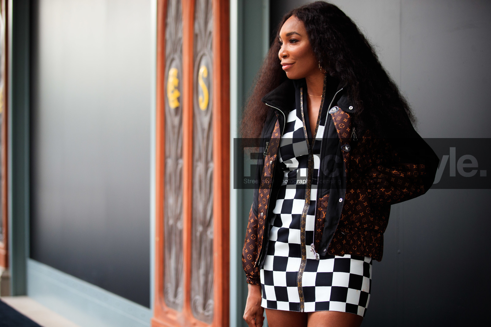 venus williams, brown coat, brown leather bag, black coat, down jacket, zipped coat, checked dress, black dress, white dress, technical fabric dress, zipped dress, mini dress, bicolor dress, monogrammed bag, monogrammed coat, round shape bag, louis vuitton bag, louis vuitton coat, louis vuitton dress, louis vuitton total look, multi bag, PARIS, PFW, fashion week, frenchystyle, FW, jonathan paciullo, street style, SPRING SUMMER 2021, SS 21, horizontal, atmosphere details, detail