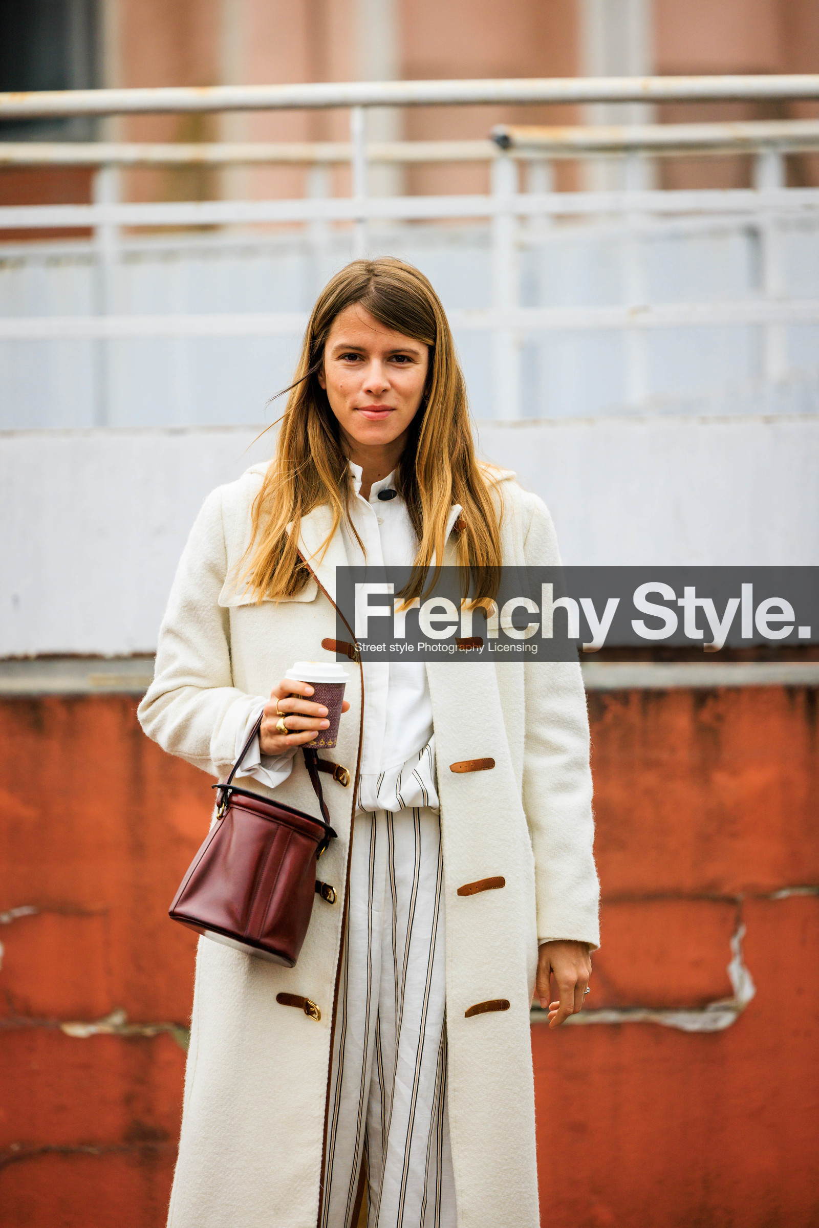 white trench, buttoned trench, bucket brown bag, striped pants, baggy trousers, black shoes, white shirt, coperni, monica ainley, street style, jonathan paciullo, FW, frenchystyle, fashion week, AUTUMN WINTER 2022-2023, FALL WINTER 2022_2023, FW 22-23, PFW, PARIS, vertical, detail
