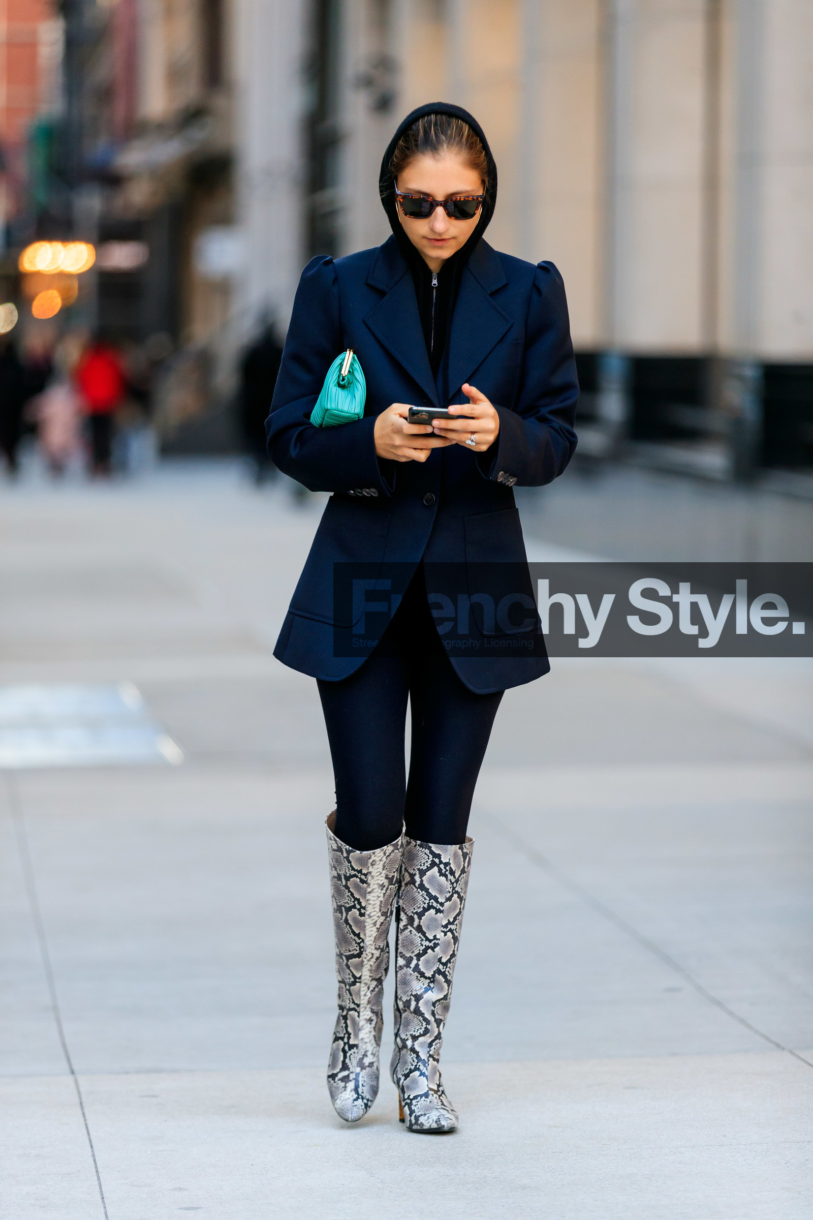 jenny walton, black jacket, black legging, black hoodie, black cardigan, zipped cardigan, tight pants, high boots, light beige leather boots, animal skin boots, green clutch, pleated clutch, fashion week, frenchystyle, FW, jonathan paciullo, street style, FALL WINTER 2020-2021, AUTUMN WINTER 2020-2021, FW 20-21, vertical, full length, NYFW, NEW YORK