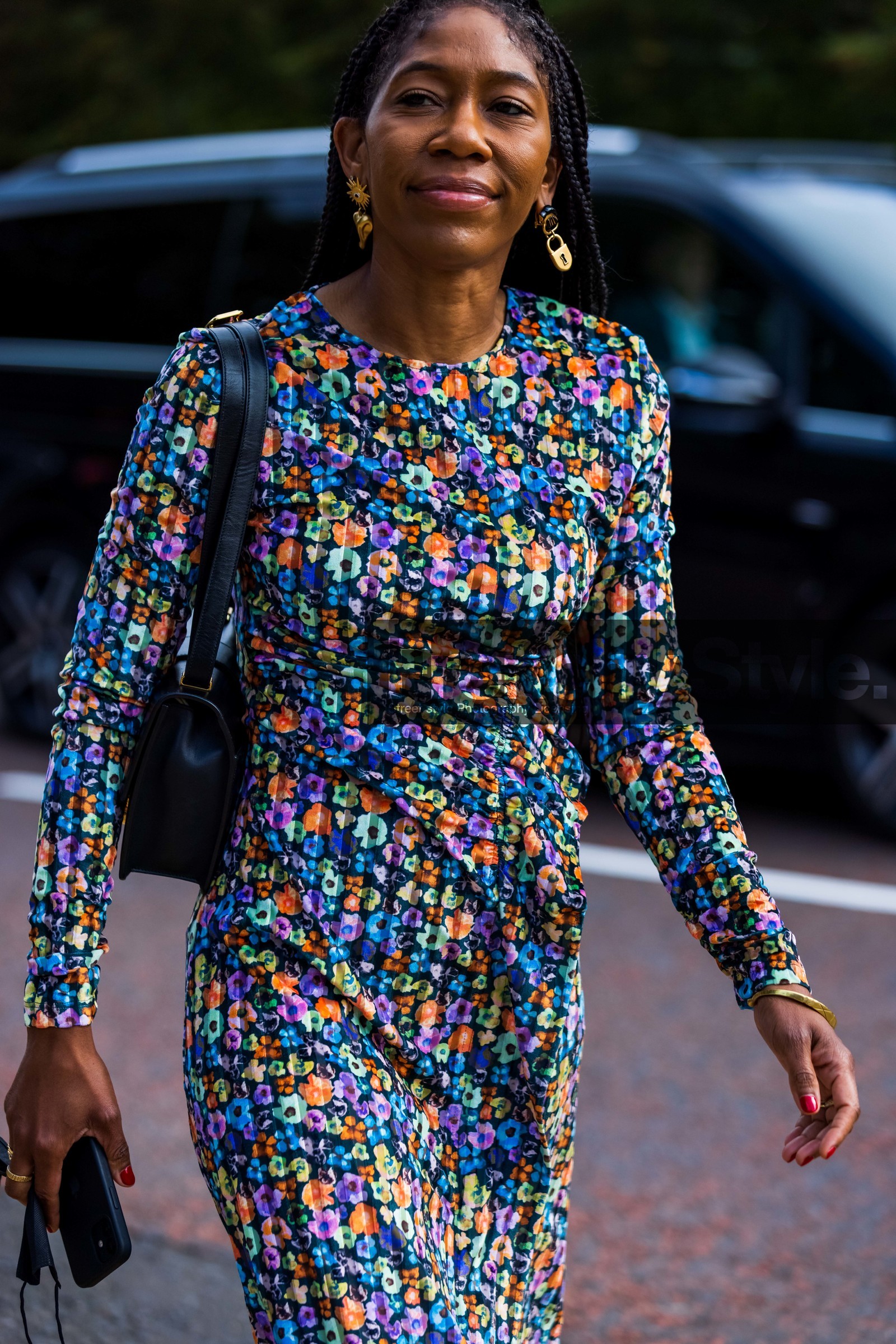 flower dress, flowered dress, long dress, print, handbag, earrings, colorful, fashion week, frenchystyle, FW, jonathan paciullo, street style, SS 22, SPRING SUMMER 2022, LFW, LONDON, vertical, atmosphere details, detail
