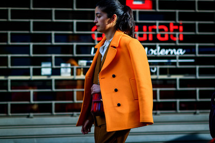 atmosphere details, AUTUMN WINTER 2017-2018, AW 17-18, caroline issa, detail, FALL WINTER 2017-2018, fashion week, frenchystyle, FW, FW 17-18, graphic bag, horizontal, jonathan paciullo, MFW, MILAN, multicolor bag, over the shoulder, street style, striped bag, yellow jacket