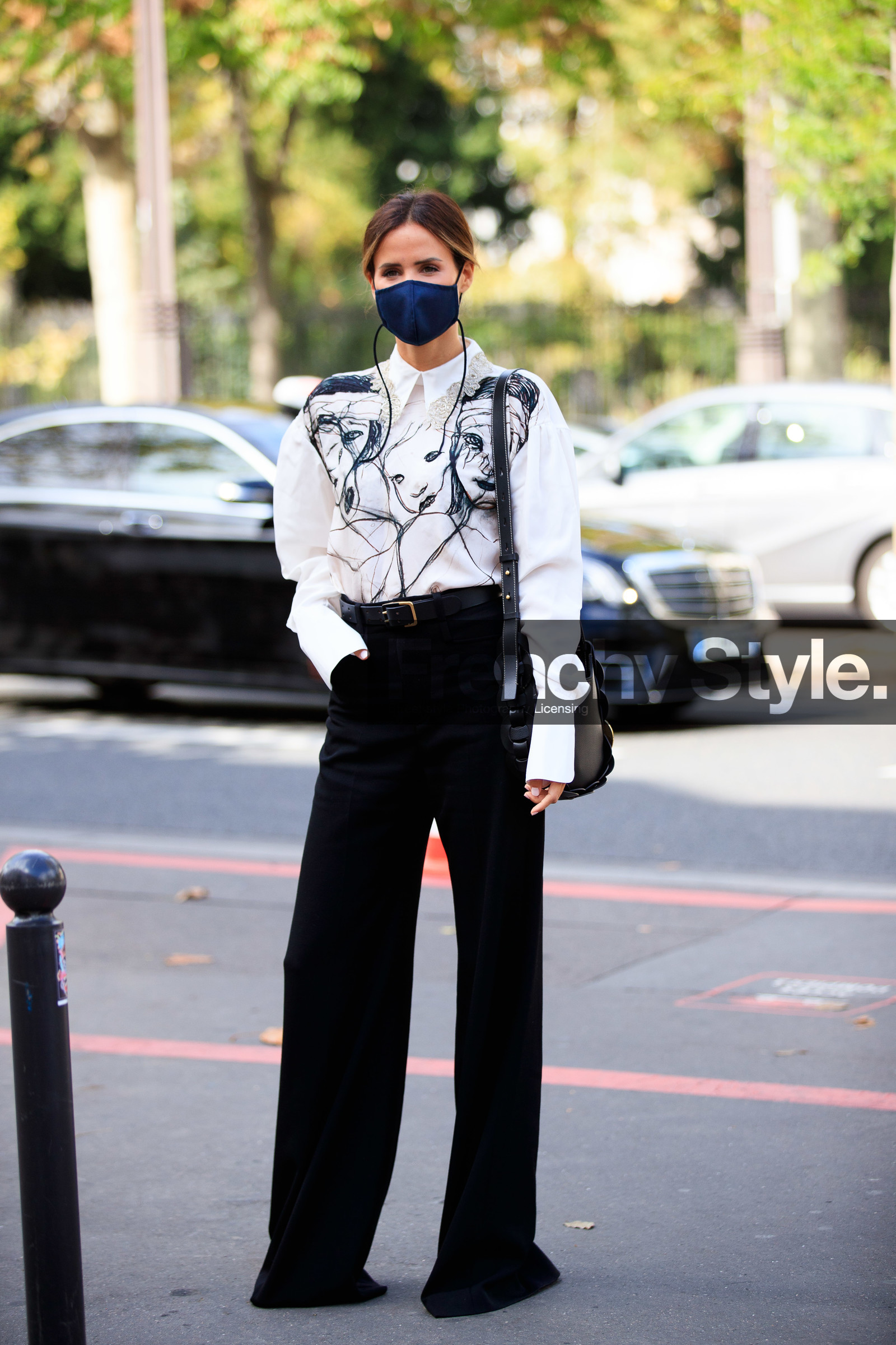 alex riviere, white blouse, lace collar, lace blouse, face printed blouse, printed blouse, black pants, black leather bag, flare pants, shoulder bag, covid face mask, fashion week, frenchystyle, FW, jonathan paciullo, street style, PFW, PARIS, SPRING SUMMER 2021, SS 21, vertical, full length