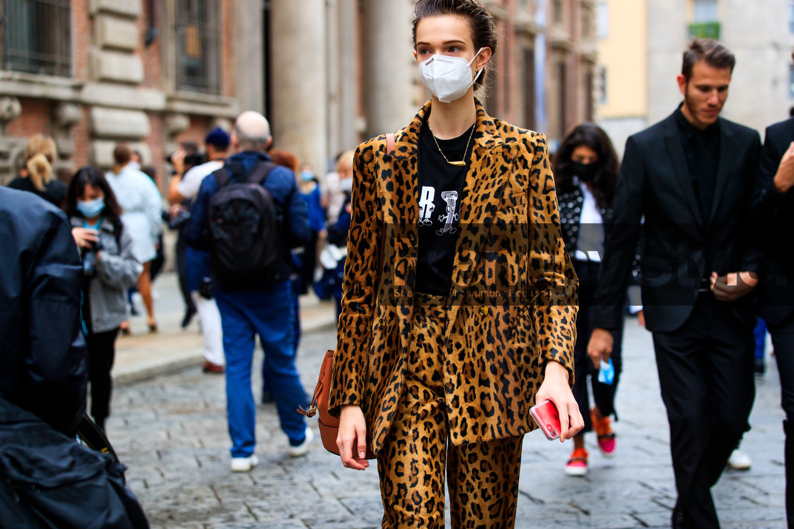 leopard printed jacket, leopard printed pants, leopard printed look, leopard printed suits, black t-shirt, letter printed t-shirt, fur jacket, fur pants, fur suits, covid face mask, lulu tenney, street style, jonathan paciullo, FW, frenchystyle, fashion week, MFW, MILAN, SPRING SUMMER 2021, SS 21, horizontal, atmosphere details, detail, model