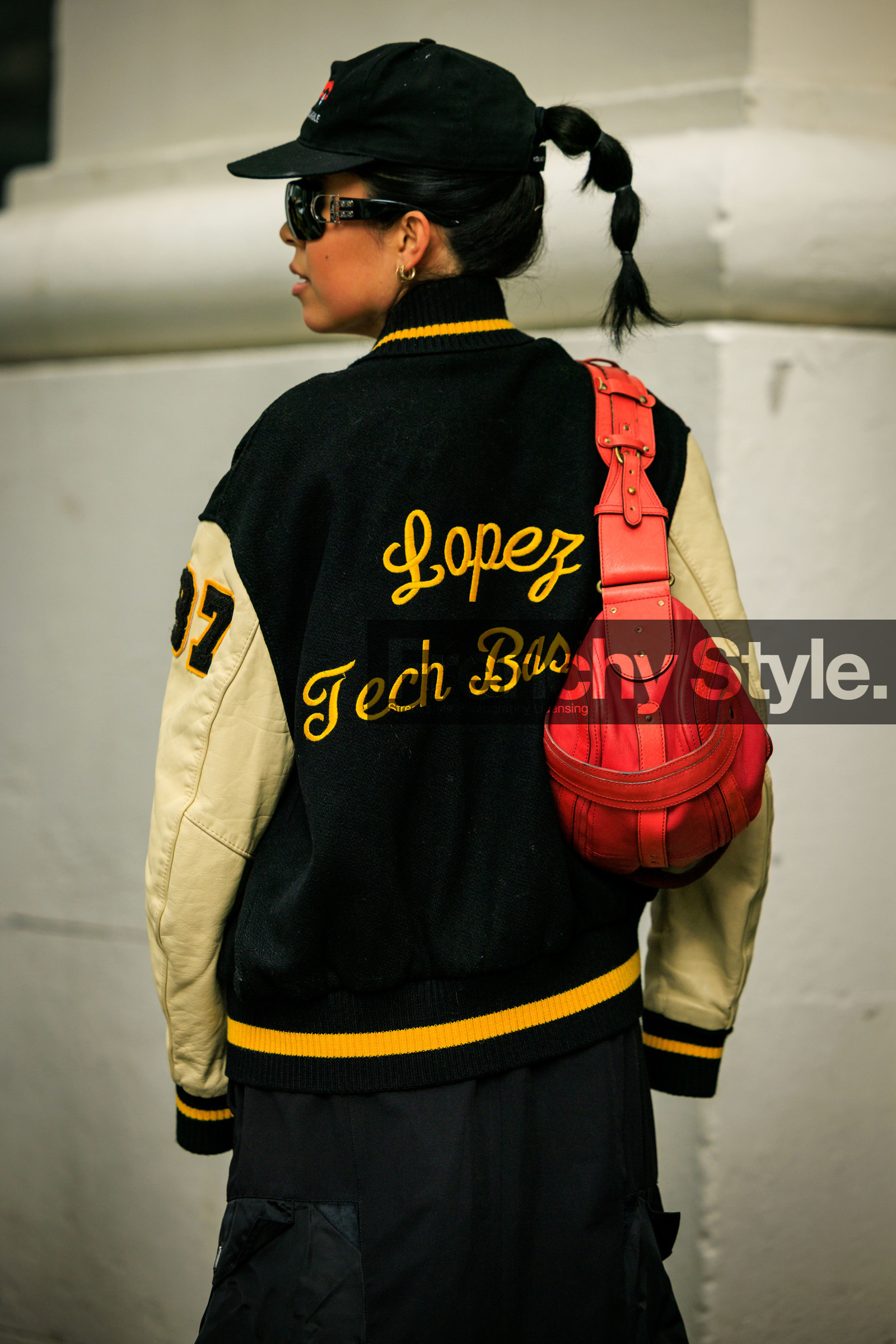 baseball jacket, dual toned jacket, black baseball jacket, black cap, high pony tail, black sunglasses, dior sunglasses, black pants, details, red handbag, leather handbag, creole earrings, street style, jonathan paciullo, FW, frenchystyle, fashion week, NYFW, NEW YORK, AUTUMN WINTER 2022-2023, FALL WINTER 2022_2023, FW 22-23, vertical, atmosphere details