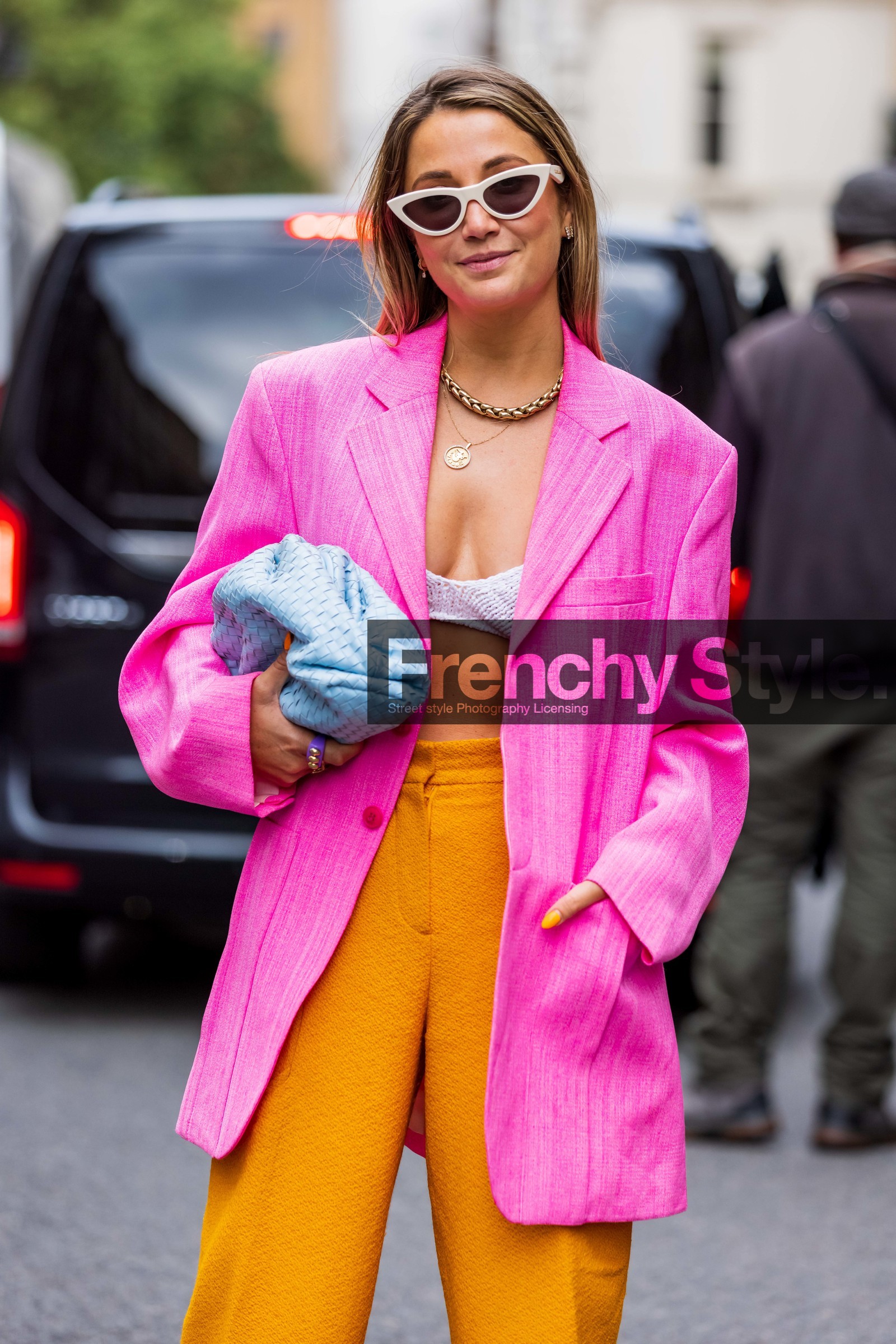 sunglasses, blazer, bra, white, pink, orange, blue sky, bottega veneta, bottega veneta bag, pouch, details, necklace, trousers, fashion week, frenchystyle, FW, jonathan paciullo, street style, SS 22, SPRING SUMMER 2022, LFW, LONDON, vertical, atmosphere details, detail