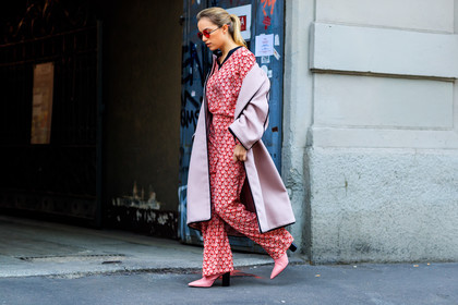 atmosphere details, AUTUMN WINTER 2017-2018, AW 17-18, FALL WINTER 2017-2018, fashion week, frenchystyle, full length, fun sunglasses, FW, FW 17-18, geometric, graphic pants, graphic top, horizontal, jonathan paciullo, leather shoes, MFW, MILAN, pink coat, pink shoes, printed pants, printed top, red pants, red top, street style, sunglasses, trousers