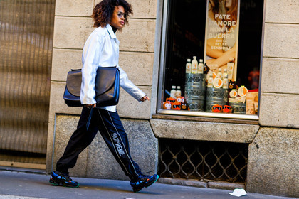 atmosphere details, AUTUMN WINTER 2017-2018, AW 17-18, black bag, black pants, black shoes, black sneakers, detail, FALL WINTER 2017-2018, fashion week, frenchystyle, FW, FW 17-18, horizontal, jan-michael quammie, jonathan paciullo, leather bag, leather shoes, MFW, MILAN, street style, sunglasses, supreme, sweatpants, trousers, white shirt