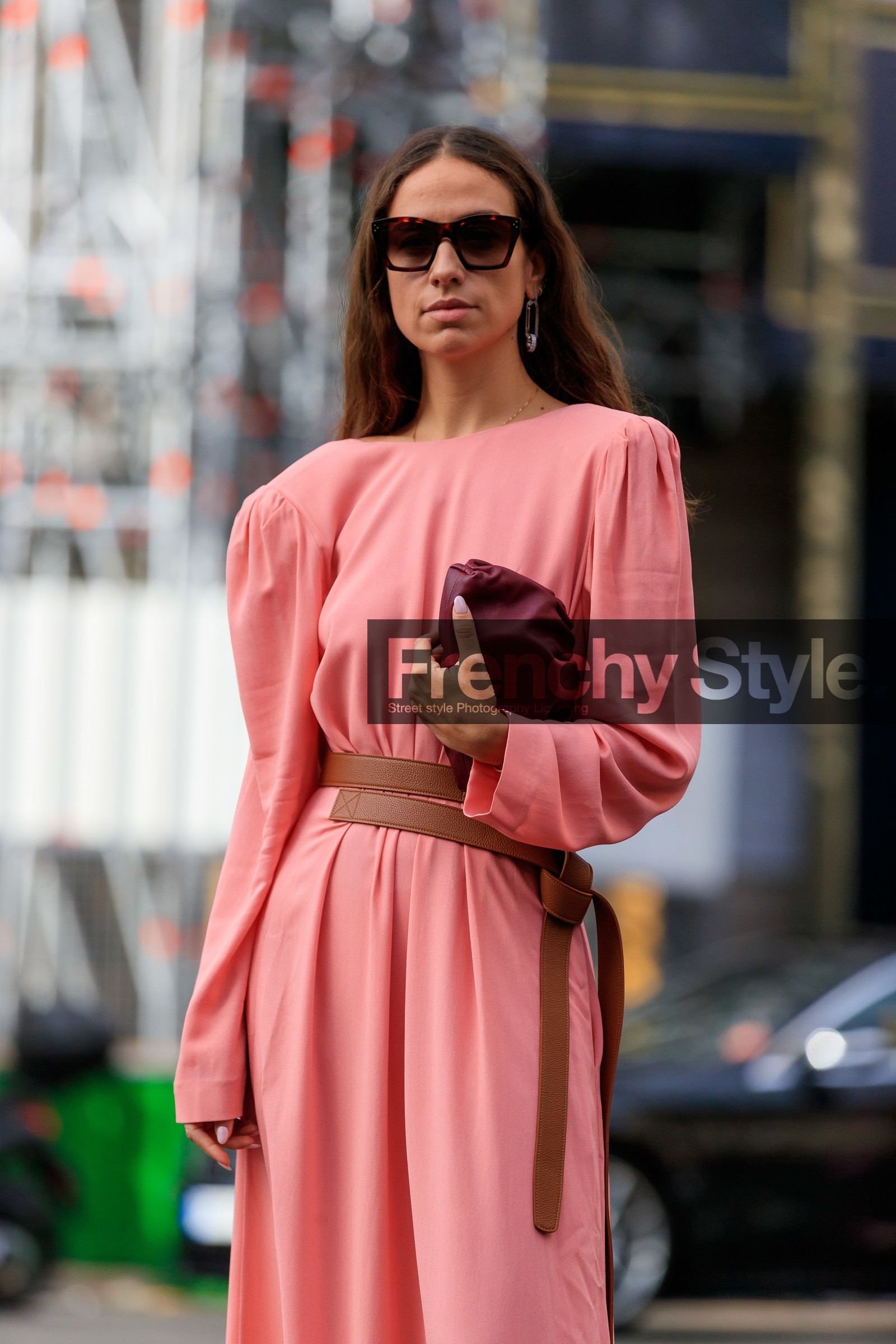 erika boldrin, pink dress, stella mccartney dress, camel leather dress, long dress, long sleeves dress, burgundy leather clutch, bottega veneta bag, belted dress, camel leather belt, silvered earrings, diamond earrings, dangling earrings, PARIS, PFW, SPRING SUMMER 2020, SS 20, fashion week, frenchystyle, FW, jonathan paciullo, street style, vertical, atmosphere details, detail