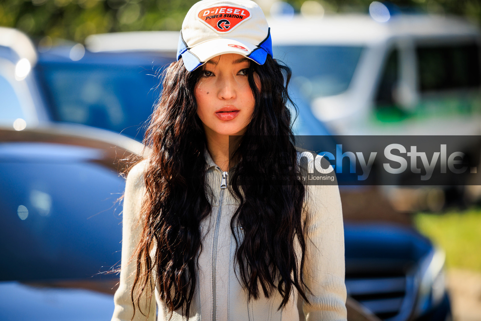 close up, details, wavy hair, black hair, white cap, diesel logo cap, pleated zipped cardigan, fashion week, frenchystyle, FW, jonathan paciullo, street style, MFW, MILAN, FALL WINTER 2022_2023, AUTUMN WINTER 2022-2023, FW 22-23, horizontal, atmosphere details